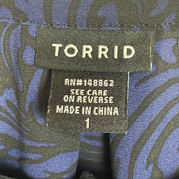 Torrid Top Women's  Sz 1 3/4 Tab‎ Sleeves Blue Black Tunic Career V-Cutout - Picture 7 of 7